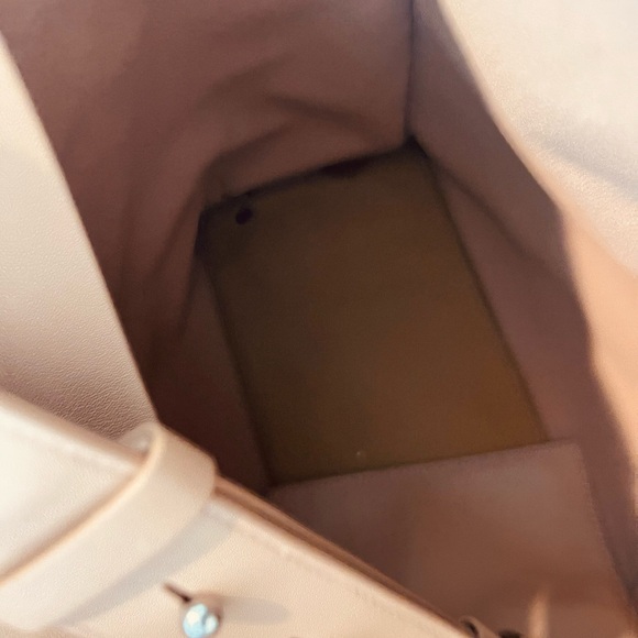 ALLSAINTS CAPTAIN LEATHER NORTH TOTE

SOUTH USED A FEW TIMES JUST LIKE BRAND NEW - Picture 7 of 11